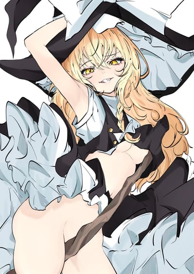 一张动漫风格的魔女插画，画面中是一位金发碧眼的魔女角色，她戴着巨大的黑色魔法帽，穿着黑白相间的荷叶边洋装。角色摆出魅惑的侧身姿势，左手举起帽子，右手自然下垂，露出自信的微笑。整体画风细腻，线条流畅，色彩以黑白为主色调，突出了角色的优雅与神秘感。