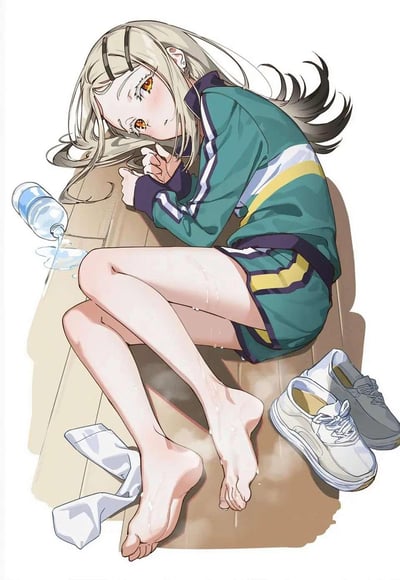 图中是一位浅金色长发的二次元少女，身着绿、紫、黄配色的运动套装，正侧躺在木质平面上休憩。她赤裸着双脚，腿上沾着水渍，身旁的矿泉水瓶翻倒在地，水正从中流出；旁边还放着脱下的白鞋和袜子。少女脸颊带着淡淡的红晕，眼神慵懒柔和，呈现出运动后疲惫放松的状态，整体画面氛围清新治愈，带着慵懒的元气感。图中没有双关、谐音梗或暗示内容。
