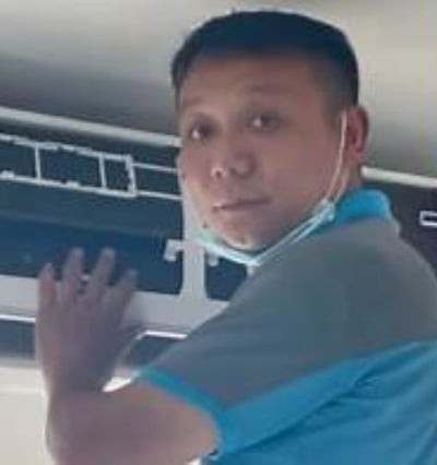 这是一张展示维修工人在检修空调的图片，维修工身穿工装制服，双手托住空调内机，正在专注地进行检修或维护工作。画面代表了忙碌的维修场景，十分贴近夏季家居生活，常被用来表达对空调的重要性或调侃酷暑下“空调拯救生命”。

目前未见谐音梗、暗示、双关成分。