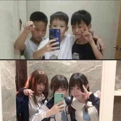 图片分为上下两部分，形成鲜明对比。上半部分是三个小男孩在浴室镜子前自拍，中间男孩手持蓝色手机，左边男孩做出握拳手势，右边男孩比出剪刀手，三人亲密地靠在一起。下半部分是三个女孩在类似的镜子环境中自拍，中间女孩手持绿色手机，左边女孩做出指点手势，右边女孩同样比出剪刀手，姿势与上半部分的男孩们高度相似，展现了跨越时间或性别的自拍姿势传承。
