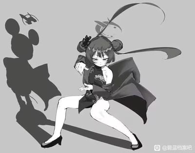 这是一张黑白风格的二次创作插画，图中是手游《碧蓝档案》里的角色妃咲，她身着旗袍，摆出类似武术起势的马步姿势，神态冷淡。而她投射在背景上的影子却被设计成了迪士尼经典卡通形象米老鼠（米奇）的模样，影子头顶还带有米奇的标志性帽子，形成了强烈的视觉反差，通过这种错位的视觉设计制造出诙谐搞怪的玩梗效果，将二次元游戏角色与经典卡通形象趣味结合。