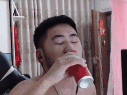这是一段截取自主播直播画面的动态GIF，画面中赤膊的主播茄子头部快速晃动，面部表情从惊讶扭曲成夸张的错愕神态，极具喜感，生动传递出不敢置信、极度震惊的情绪，是电竞圈和网络聊天中常用的情绪表达素材。