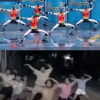 这是一张上下拼接的对比图，上方是国产特摄剧《铠甲勇士刑天》里刑天铠甲的经典战斗摆拍画面，铠甲造型帅气规整，几位铠甲战士动作统一有力，姿态充满力量感；下方是一群真人网友模仿该姿势的翻拍场景，动作虽然尽力还原但显得有些滑稽凌乱，和上方的官方帅气场景形成强烈反差，制造出搞笑的效果。