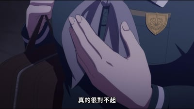 动漫《MyGO!》中的场景截图，画面聚焦于一名穿着深色校服的角色，其右手提着棕色书包，左手双手合十放在胸前，姿态显得十分愧疚。下方配有字幕“真的很对不起”，整体氛围充满歉意。