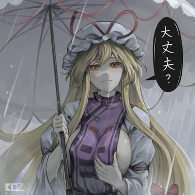 插画中描绘了一位金发少女在雨中撑伞的场景。她有着橙色的眼睛，戴着一顶带有红色蝴蝶结的白色帽子，身穿紫色上衣。少女的表情略带担忧，嘴角微微上扬，眼神温柔地注视着前方。她的头发和衣服都被雨水打湿，显得有些狼狈但依然保持着优雅。画面右侧有一个黑色的对话框，里面写着日语「大丈夫?」，意思是「你还好吗?」。整个画面采用了柔和的色调，营造出一种略带忧伤但又温暖的氛围。