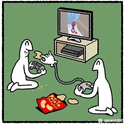 这是一幅卡通风格的静态单图，画面呈现了两个造型简约的白色卡通人物坐在地上玩电视游戏的场景：电视屏幕中显示着蜘蛛侠在楼宇间摆荡的游戏画面，左边的卡通人物手持游戏手柄，而手柄的连接线被创意性地画成了蜘蛛侠的机械手臂，这个“手臂”正拿起一片薯片递向左边人物的嘴边；地面上散落着一包印有“POTATO”字样的红色薯片袋和几片掉落的薯片，右边的卡通人物同样手持手柄，专注于游戏。整幅图通过将游戏角色蜘蛛侠的能力与现实中的游戏手柄结合，用夸张的脑洞制造出荒诞又搞笑的趣味效果，把玩家沉浸游戏后的脑洞具象化，充满创意。