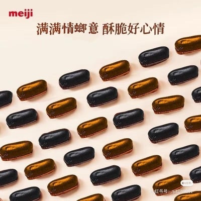 这是一张明治（meiji）品牌的零食宣传静态图，浅米色背景上整齐排列着大量黑、金两色的长条形零食，左上角配有红色的“meiji”品牌标识。图中上方的宣传语“满满情螂意 酥脆好心情”使用了谐音梗，将“情郎”谐音为“情螂”，结合零食外形类似蟑螂的趣味设计，以诙谐的方式突出零食酥脆的口感特点，增强广告的趣味性与记忆点，吸引消费者关注。