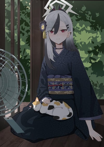 图中是一位身着深蓝色和服的少女，银灰色长发上别着黑色花朵发饰，额前有黑色挑染，红色眼眸平静注视前方。她盘腿坐在木质地板上，怀中抱着一只熟睡的三花猫，左手轻轻放在猫咪背上。左侧放置着一台老式电风扇，背景是透过日式推拉门看到的茂密绿色植物，整体氛围宁静闲适，充满夏日和风气息。