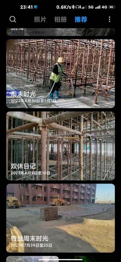 这是一张手机相册推荐页面的截图，展示了三条按周末时间分类整理的工地工作记录照片：<br>1. 2022年4月30日-5月1日的「周末时光」：画面里一位穿着安全装备的工人，在布满钢筋脚手架的工地内手持水管作业，左上角标注有「产业 智能制造产业区」字样；<br>2. 2022年4月9日-10日的「双休日记」：呈现了搭建完成的多层脚手架框架结构，能看到工地内部的施工布局；<br>3. 2021年7月24日-25日的「曾经周末时光」：展示了室外工地场景，有工程车辆、砖块堆和已建成的楼房，记录了不同时期周末的工地施工状态，是工地从业者的工作留存记录。
