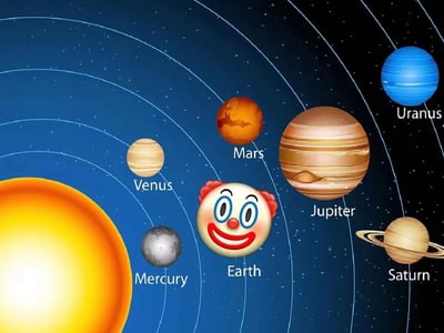 这是一张幽默改编的太阳系示意图，将原本地球的位置替换成了一个咧嘴大笑的小丑脸表情。图中按距离太阳由近及远的顺序展示了水星(Mercury)、金星(Venus)、火星(Mars)、木星(Jupiter)、土星(Saturn)和天王星(Uranus)等行星，它们沿着蓝色的轨道围绕着黄色的太阳运行，背景是深蓝色的星空。通过这种替换，创作者制造了一种滑稽的反差效果，用小丑形象调侃地球或地球上的某些现象。