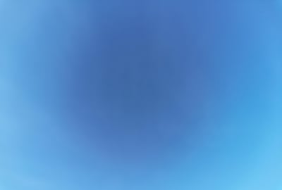 这是一张纯视觉的蓝色渐变背景图，画面色调从浅蓝到深蓝自然过渡，整体色彩柔和统一，没有任何文字、人物或其他额外元素，风格简约干净，可作为设计背景、壁纸等多种场景的素材使用。