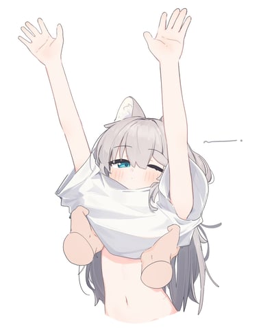 图中是一位有着灰色长发和蓝色眼睛的猫耳少女，她正双手向上举起，白色的短袖上衣被拉起至下巴处，露出泛红的脸颊和害羞的表情，一只眼睛微微眯起，另一只眼睛睁大看向前方。背景为纯白色，整体画面呈现出可爱又羞涩的氛围，线条流畅，色彩柔和。