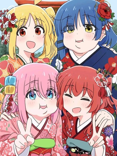 四位身着传统和服的动漫少女面带笑容地站在一起合影。她们有着不同颜色的头发：金发、蓝发、粉发和红发，每个人的头发上都装饰着精美的花朵发饰。背景中可以看到传统的日式建筑，整体画面充满了欢乐、可爱和温馨的氛围。