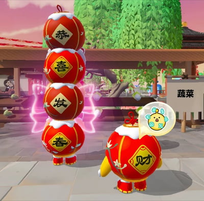 这是休闲游戏《蛋仔派对》的游戏截图，画面呈现新春主题的中式游戏场景，有垂柳、中式廊架、标注“蔬菜”的标识牌。共有五个穿着新春灯笼皮肤的蛋仔，其中四个蛋仔从上至下堆叠，灯笼表面依次印着“恭”“喜”“发”“春”四个字，堆叠的蛋仔周围带有粉色特效光效；旁边单独站立的灯笼蛋仔印着“财”字，头顶弹出带有混乱特殊符号的气泡，表现出错愕茫然的情绪，整体画面利用文字错位形成搞笑效果。
