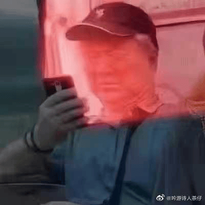 图片中一名戴着黑色帽子的男子正手持一部红色手机，目光专注地注视着屏幕。画面整体笼罩在一层明显的红色滤镜下，背景隐约可见类似交通工具内的环境（如车窗或座椅）。右下角有水印显示“微博@吟游诗人茶子”。