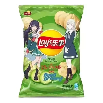这是乐事与二次元多媒体企划《BanG Dream! It's MyGO!!!!!》联名推出的黄瓜味马铃薯片商品包装，整体采用清新的绿色作为主色调。包装顶部左上角印有“百事食品”标识，中央是醒目的乐事（Lay's）品牌圆形标志，标志下方标注了“黄瓜味”及对应英文“Cucumber Flavor”，同时印有联名企划“BanG Dream!”的字样。包装上绘制了企划中的两位二次元女性角色：左侧是深色长发、身着绿白相间制服的高松灯，面带柔和微笑，姿态活泼；右侧是浅色长发、身着深色水手服的千早爱音，表情平静，双手交叠于身前。包装背景点缀了马铃薯片和黄瓜切片的图案，底部标注“马铃薯片”的产品品类说明，既突出乐事薯片的产品属性，又融入二次元IP元素，兼顾零食消费者与IP粉丝的喜好。