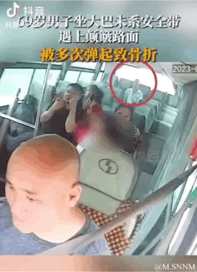 这是一组来自抖音的真实交通安全事件报道内容，包含三部分：1. 大巴车内的实拍视频画面，展示69岁男子因未系安全带，在颠簸路面被多次弹起的场景；2. 怀化市第二人民医院靖州院区的诊断证明书，显示男子确诊胸12椎体爆裂骨折、全身多处软组织挫伤；3. 抖音账号“青豆新闻”的账号信息。事件发生于2023年8月1日贵州黔东南，8月18日黎平交警发布相关视频引发关注，最后配有交警的安全提醒：乘车请系安全带，以此警示大众乘车时务必做好安全防护。