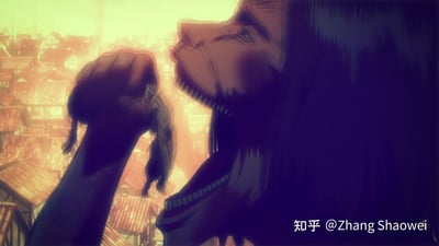 这是动画《进击的巨人》中的经典战斗场景，画面主体是变身成进击的巨人的艾伦·耶格尔，巨人形态有着深色的毛发和标志性的尖锐牙齿，正用巨手抓住另一个巨人，背景是被暖黄色阳光笼罩的密集城镇建筑群，光线明暗对比强烈，营造出紧张压抑、充满冲击力的战斗氛围，展现了巨人之间残酷的对抗。