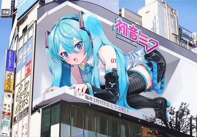 城市建筑上的大型广告牌展示着虚拟歌手初音未来。角色有着标志性的蓝绿色长发、蓝色眼睛和双马尾，穿着银色和蓝色相间的服装，手臂上有"01"的标记。她正从广告牌边缘探出身来，表情惊讶，双手撑在广告牌边缘。背景是城市街景，有其他建筑物和日文招牌。广告牌上有"初音ミク HATSUNE MIKU"字样和"每年3月9日はミクの日!"(每年3月9日是初音日!)的宣传文字。