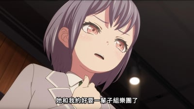动漫《MyGO!》中的场景，一位紫色短发的女生穿着校服，眼眶微红，脸颊带有红晕，手握着衣领，表情流露出伤感与怀念，下方字幕显示她回忆着与他人约定要一辈子组乐队的承诺。