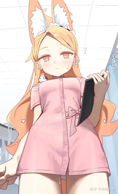 这是一幅二次元原创手绘插画，采用仰视视角呈现了一位金发狐耳少女：她身着粉色系带短款连衣裙，耳旁停着一只戴着护士帽的小企鹅，右手握着一把黑色刀具，脸上挂着汗珠，半眯的双眼带着困惑的神情，旁侧还有一个问号气泡，背景是浅色的瓷砖天花板。画面将软萌的少女形象与刀具形成强烈反差，而少女迷糊紧张的神态消解了刀具带来的压迫感，整体充满呆萌的反差萌氛围。