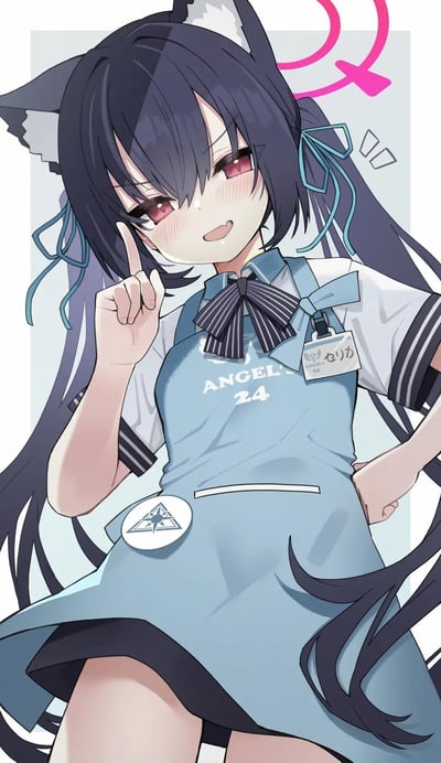 图中是手游《蔚蓝档案》里的角色猫冢响（セリカ/芹香），她穿着ANGEL24便利店的浅蓝色打工围裙，内搭带有条纹领结的制服上衣，深色长发扎成双马尾，搭配标志性的猫耳，头顶还有粉色光环。她脸颊泛红，露出俏皮的笑容，左手叉腰，右手竖起一根手指，做出类似提醒的可爱手势，整体画风软萌元气，还原了角色的活泼性格。