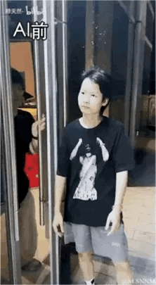 这是一段AI换脸的动态GIF，由四个连贯的搞笑场景组成：第一个场景中，AI换脸后的人物摆出搞怪的肢体姿势；第二个场景里，两个换脸后的人物手持红酒杯面对面互动；第三个场景是一人端着大碗用筷子吃面，另一人拿着红酒杯在其身旁；最后一个场景中，持酒杯的人物突然亲吻正在吃面的人，整个过程充满魔性反差感，AI换脸的效果让原本的日常互动变得荒诞又搞笑。