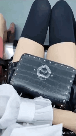 这是一段地铁场景的实拍动态视频，以第一视角呈现了有趣的视觉错位乌龙：一开始画面里，拍摄者穿着黑色丝袜的腿部，和旁边座位上的人的洞洞鞋恰好对齐，形成了“自己的腿长着别人的洞洞鞋”的错觉。随着画面移动，旁边的人挪动了腿部，这个错位假象被彻底打破，整个过程充满了生活里的巧合感，十分搞笑。