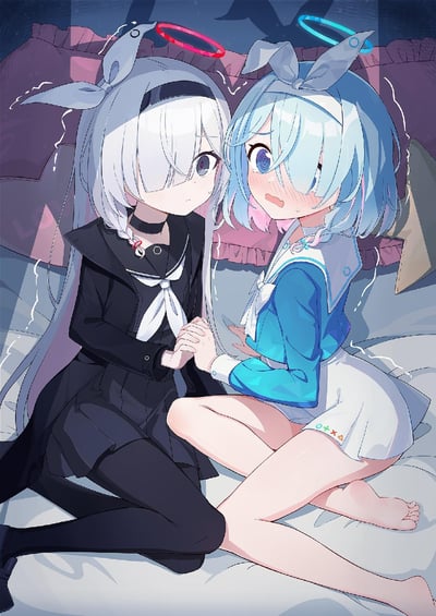 二次元风格插画，描绘了两个带有兔子耳朵和光环的少女坐在床上牵手的场景。左边的少女有着银白色长发，戴着黑色项圈，穿着黑色水手服，头顶有红色光环；右边的少女有着浅蓝色短发，脸颊泛红，穿着蓝色水手服，头顶有蓝色光环。背景是带有粉色枕头的床铺和深色窗帘，营造出夜晚卧室的氛围。