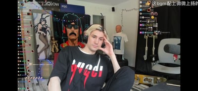 这是海外知名主播xQc的直播画面截图，画面中心的xQc戴着耳机，单手扶头，表情略带无奈，正处于直播和观众互动的状态。背景布置十分丰富，有《青春猪头少年不会梦到兔女郎学姐》里樱岛麻衣的兔女郎挂画、游戏主播Dr.Disrespect的卡通形象海报，还有人体模型、装饰彩灯等趣味元素。画面左右两侧是实时滚动的直播间弹幕，左侧弹幕多为英文吐槽、玩梗，比如“HOW DO I LOSE TO THAT”“LMAO”，右侧则有英文弹幕和一条中文弹幕“这bgm配上微微上扬的”，整体氛围轻松搞笑，是典型的游戏主播直播时的互动场景。