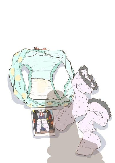 这是一张创意手绘梗图，画面中展示了一条浅蓝底色带黄点的内裤、一双浅紫底黑点配灰花边的袜子，被摆放成特定的坐姿造型，下方搭配一张cosplay角色的照片，照片里的角色下半身造型和上方衣物的摆放形态高度呼应，通过这种日常衣物模仿cos角色的方式，制造出搞笑又有创意的效果，图中没有双关、谐音梗或其他暗示内容。