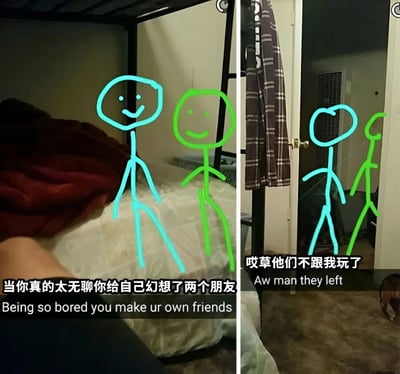 这是一张左右对比的图文混排梗图。左侧画面展示了一个卧室场景，有双层床和红色毯子，床上用荧光笔风格画了两个 stick figure（蓝色和绿色），配文“当你真的太无聊你给自己幻想了两个朋友”及英文翻译“Being so bored you make ur own friends”，表现极度无聊时的自我调侃。右侧画面中，两个 stick figure 移动到了门口位置，配文“哎草他们不跟我玩了”及英文翻译“Aw man they left”，通过幻想朋友“离开”的情节，用幽默方式放大了孤独感，形成反差萌的搞笑效果。