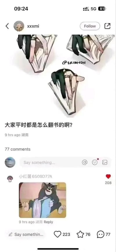 这是一张小红书平台的社交动态截图，楼主账号xxxmi发布了三张利用视觉错位创作的插画，画中把人的手和书本结合，营造出类似人“坐在”书上的翻书姿势，配文提问“大家平时都是怎么翻书的啊？”，发起趣味互动。在评论区，用户“小红薯6508D77A”回复了《猫和老鼠》里汤姆猫的搞笑截图：汤姆猫把书套在手臂上，用手指模仿脚的姿势，做出夸张的“翻书”动作，这条回复精准契合提问的趣味方向，获得了208个点赞，楼主的动态也收获了223个点赞、76个收藏和77条评论，整体内容充满搞笑氛围，靠视觉错位创意和经典动画梗引发网友互动。