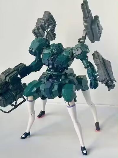这是一张静态展示图，主体是一个模型爱好者自制的魔改拼装模型：将深绿色的重型机甲上半身（肩部挂载火炮、手臂搭载重型枪械，整体充满硬核厚重的机械感），与穿着白色长筒袜、黑色小皮鞋的少女风格腿部模型拼接在一起，两种完全不同风格的部件组合形成了极强的违和感，硬核机甲的粗犷与柔美腿部的纤细形成巨大反差，视觉效果十分滑稽有趣。