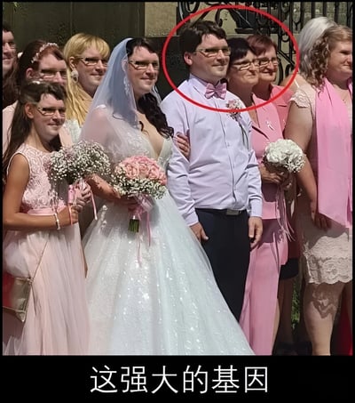 一张婚礼合影照片，新娘穿着白色婚纱手持粉色花束，新郎穿着浅色衬衫搭配粉色领结，两人并肩而立。照片中一位男子被红色圆圈重点标记出来，他与新郎有着极为相似的面部特征。图片底部配有文字“这强大的基因”，暗示两人可能存在亲属关系，因外貌高度相似而产生幽默效果。