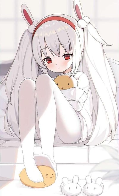 画面呈现出一位软萌的二次元兔耳少女，她有着银白色的双马尾长发，搭配带白色绒球的红色发箍，发箍两侧的兔耳造型灵动可爱。少女有着澄澈的红色眼眸，脸颊带着淡淡的红晕，神情羞涩又乖巧。她身着宽松的白色居家服与白色裤袜，屈膝坐在明亮室内的浅色台面上，双臂环抱着一只黄色小鸡玩偶，一只脚还踩在另一只同款小鸡玩偶上。少女脚边摆放着一双白色的兔子造型拖鞋，背景是简洁的浅色室内空间，整体画风柔和清新，充满了治愈温馨的居家氛围感。