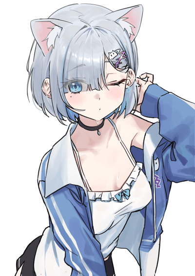 这是一幅二次元风格的原创插画，画面主体是一位银发猫耳少女。她有着澄澈的浅蓝色眼眸，正单眼眨动，脸颊晕着淡淡的红晕，一只手轻放在耳后，神态慵懒犯困，透着软萌害羞的气质。少女身着蓝白拼色的宽松外套，内搭带有浅蓝色蝴蝶结的白色吊带，脖颈间佩戴着黑色项圈，头发侧边别着带有小幽灵造型的紫色Z字发饰，整体造型清新可爱，背景为透明，凸显出角色的软萌质感。