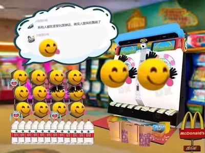 这是一张玩家自制的搞笑拼贴梗图，背景是游戏厅的舞萌DX跳舞机，画面被吐舌头小黄脸表情包填满：有的在跳舞机上张开双手欢快跳舞，有的排成整齐队列围观，旁边还摆着一排农夫山泉和麦当劳餐盒。上方的对白气泡写着「所有人都在家里玩黑神话，就没人跟我抢舞萌了」，玩了《黑神话：悟空》上线后大量玩家被分流，音游舞萌的机台没人争抢的反差梗，用小黄脸的狂欢场景来表现音游玩家独享机台的快乐。