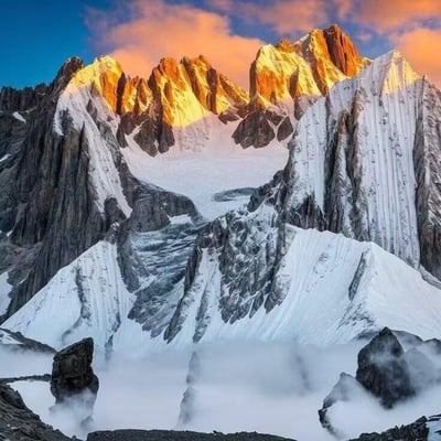 这是一幅展现高海拔雪山极致风光的画面：冷峻陡峭的群峰在晨昏时分的阳光照射下，顶部被暖金色的光线完全笼罩，形成“日照金山”的绝美景象。山峰的深色岩石肌理与覆盖在山体上的洁白积雪层次分明，冷峻又圣洁。山谷间云海翻涌，几座深色岩峰从云海中突兀而出，如同仙境中的孤岛，整个场景大气磅礴，将高山雪域的雄浑与静谧完美融合，给人带来强烈的视觉震撼。