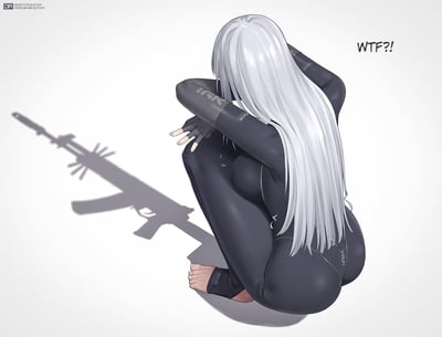 图中是手游《少女前线》的角色AK-12，她身着黑色紧身衣蹲坐，长发遮挡住脸部，双臂抱膝。她的身体姿态投射在墙上的影子却恰好形成了AK步枪的形状，右上角配文“WTF?!”，用视觉错位的效果制造出角色看到自己影子后震惊疑惑的搞笑场景。