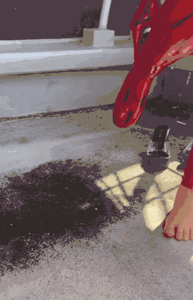 这是一个趣味视觉错觉GIF，画面中的人看似穿着红色亮面裤腿，实际是穿着做成裤腿形状的道具鞋。随着道具鞋被脱下，露出光脚，制造出「裤腿直接被脱下」的错位错觉，创意十足，利用视觉偏差让观众产生认知反差。
无谐音梗、双关或暗示内容。