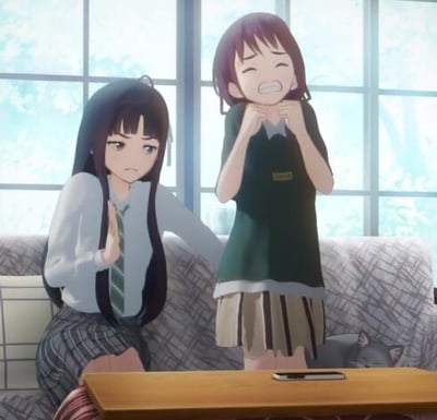 图中展示了原创动画《哭泣少女乐队》中的两个角色：左侧的井芹仁菜坐在沙发上，眉头微皱，面露无奈地伸出手，似乎想要制止对方；右侧的安和昴站在沙发前，双手抓着衣领，眼睛紧闭、大张着嘴，情绪十分激动亢奋。两人的表情和动作形成鲜明反差，这个场景常被用作表情包，用来表现想要阻止他人激动行为，或是自身处于亢奋状态的情绪。