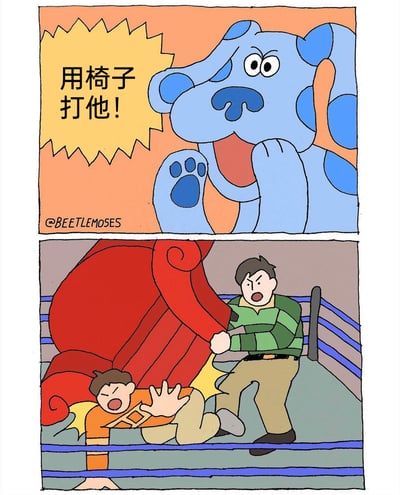 这是一幅上下分栏的连环卡通漫画，上栏呈现一只蓝色带深色斑点的大狗，它激动地张嘴呼喊，黄色锯齿状对话框内写着“用椅子打他！”，眼神急切，爪子抬起，传递出急切的指令感；下栏场景切换至摔跤擂台，一名身着绿条纹上衣的男子愤怒地举起一把红色大椅子，砸向趴在擂台地面、表情痛苦的橙衣服男子，显然是误解了上方大狗的指令，通过这种指令误解的反差，制造出荒诞搞笑的幽默效果。