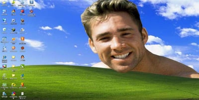 这张图片是对Windows XP经典桌面壁纸的恶搞改编，将哲♂学文化代表人物比利王的面部合成到绿山背景中，使其仿佛从山坡后探出头来微笑。桌面左侧保留了多个应用程序图标，包括QQ、浏览器和各种工具软件，营造出真实的电脑桌面氛围。
