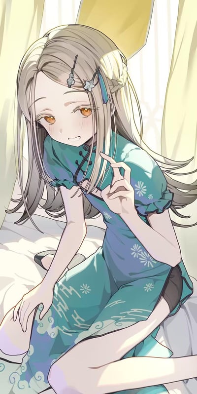 画面中是一位浅米色长发的二次元少女，她的一侧头发编成细辫，发间点缀着带有蓝色流苏的精致发饰，琥珀色的眼眸弯起，脸颊泛着淡淡的红晕，正坐在铺有浅色床单的区域，背景是透光的浅色窗帘，柔和的阳光洒在她身上，营造出温暖的氛围。少女身着青绿色带有白色花纹的短款改良旗袍，袖口是荷叶边设计，她对着镜头露出腼腆的笑容，还伸出手指比出一个俏皮的手势，整体画面温柔又治愈。