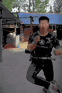 这是一段充满创意的搞笑动态GIF，场景设定在一个户外简易健身场地，一名身着黑色上衣长裤的男子起初正做着单腿支撑的健身动作，随后画面突然出现类似电子故障的扭曲特效，男子的身体动作也同步跟着画面变得扭曲变形，仿佛被故障“感染”，最后画面恢复正常，男子也顺势做出一个踢腿动作收尾。整个视频通过画面特效与人物动作的巧妙配合，制造出荒诞又滑稽的趣味效果，没有双关、谐音梗等隐含内容。