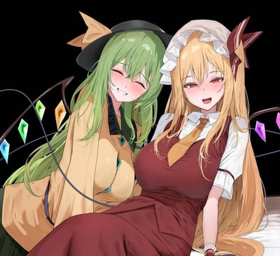 这是一幅基于《东方Project》的二次创作插画，画面中绿发的古明地恋闭着眼睛，露出开心的笑容，亲昵地依偎在金发的芙兰朵露·斯卡雷特身旁；芙兰朵露则带着愉悦的笑容看向镜头，姿态放松自然。背景简洁，重点突出了两位角色间温馨亲昵的互动氛围，没有双关、谐音梗或暗示类内容。