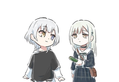 一张Q版风格的插画，描绘了两个白发动漫少女。左侧少女留着短发，有着一双异色瞳（左眼黄色，右眼紫色），穿着黑色上衣和白色长袖内搭，表情略带俏皮地侧身站立。右侧少女则是长发造型，棕色眼睛，身着格子连衣裙搭配白色领子和项圈，手中拿着一根黄瓜，表情平静地站立着。背景为纯白色，突出展示两个角色的可爱形象。