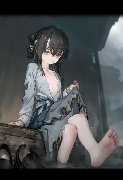 这是一张AI生成的二次元风格插画，画面中的原创少女有着黑色半扎发，额间贴着创可贴，浅蓝色眼眸透着疏离与落寞。她身着破损的浅色中式上衣，手臂缠着绷带，正坐在老旧木箱边缘，一只脚泡在积水中，手扯着破烂的衣摆。背景是昏暗破败的空间，外部天色阴沉似雨天，整体氛围清冷又带着脆弱感，无双关、谐音梗或暗示内容。