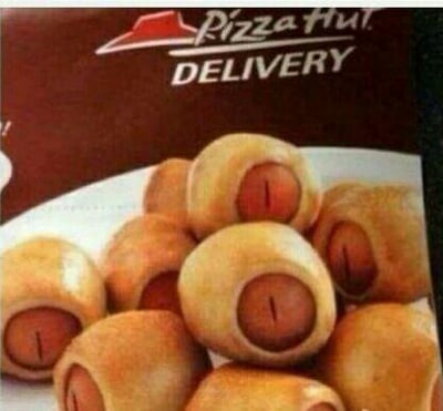 这是一张必胜客（Pizza Hut）外送的食物宣传改编图，图中展示的是被面皮包裹的香肠卷类食物，由于食物的摆放角度和露出的香肠部分，形成了类似人体臀部的视觉错位效果，制造出搞笑又尴尬的趣味梗，让人容易产生联想，属于利用视觉错觉打造的搞笑内容。
视觉错位说明：食物露出的香肠部分和包裹的面皮，在视觉上与人体臀部形态高度相似，从而形成趣味误解。